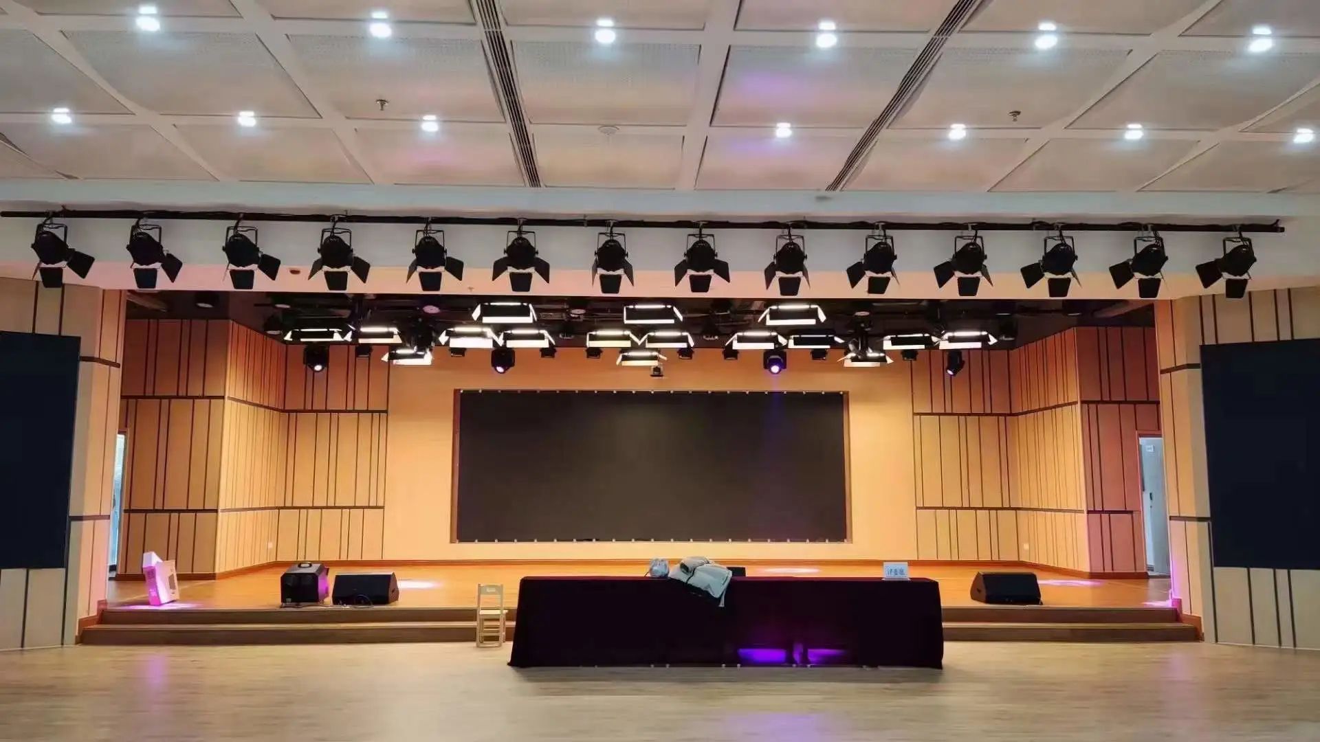 XPJ专业灯光音响扩声系统工程产品效劳于某学校礼堂！